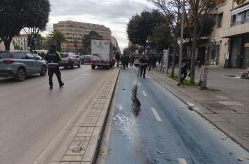 Foggia, uomo ha un malore mentre guida e invade la pista ciclabile per 30 metri: in ospedale