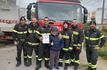 Brindisi, vigili del fuoco in azione per il maltempo. E un bambino li ringrazia. &laquo;Ci scioglie il cuore&raquo;