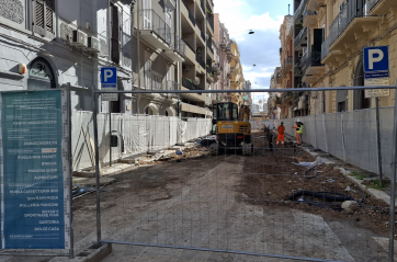 Bari, via Manzoni in ginocchio: i lavori vanno a rilento e i disagi si amplificano FOTO