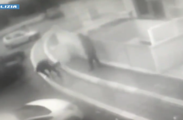 Lecce, 86enne non cede denaro e viene aggredito in strada: arrestato un 41enne VIDEO