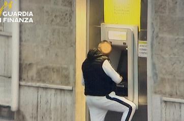 False identit&agrave; create con l'intelligenza artificiale: smantellata la rete della truffa all'Inps nella Bat e nel Foggiano VIDEO