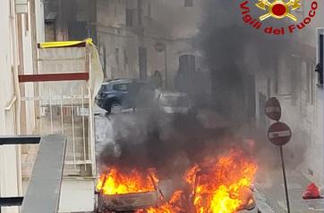 Gioia del Colle, auto in corsa prende fuoco: le fiamme avvolgono anche un altro veicolo e un portone