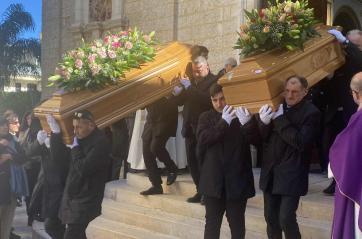 Adelfia unita nel dolore: l&rsquo;ultimo abbraccio a Rocco e Antonietta, i due anziani morti nell'incendio