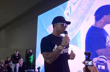 Bari, Fabrizio Corona accolto come un dio a Esteticamente in Fiera: &laquo;E voi l'avete fatto il provino al Grande Fratello?&raquo; VIDEO