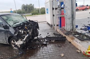 Maltempo e asfalto viscido, auto contro una colonnina di carburante sulla SS16