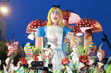 Storico Carnevale di Gallipoli: colori, carri allegorici e tradizione popolare fino al 17 febbraio