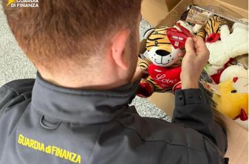 Regali per San Valentino non a norma: sequestrati 200mila gadget a Bari e in provincia