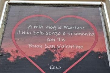 Bari, in via Capruzzi la sorpresa di un marito: un messaggio per San Valentino su tutti i cartelloni pubblicitari