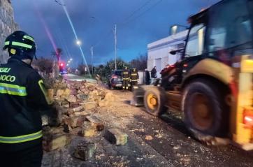 Maltempo in Salento, tra Specchia a Presicce crolla un muro dopo la tromba d'aria: nessun ferito VIDEO