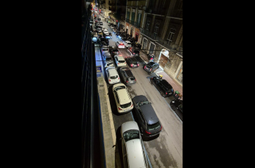Bari, all'Umbertino l'ira dei residenti e non solo: doppie e triple file di auto in via Cardassi e via Abbrescia FOTO
