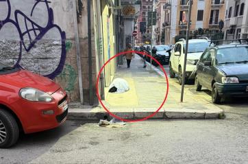 Bari, degrado e solitudine in citt&agrave;: senza fissa dimora dorme davanti a lavanderia a gettoni