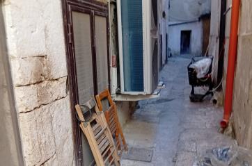 Boiler ad altezza d'uomo, rifiuti e degrado nei vicoli di Bari Vecchia: &laquo;Dopo 9 mesi aspetto ancora una risposta&raquo;