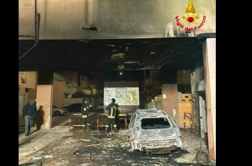 Brindisi, a Corte Sele l'incendio di un'auto: danni ad un'altra vettura, a un camper e allo stabile FOTO