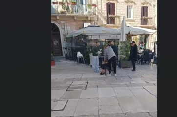 Bari vecchia e il degrado: &laquo;in una settimana 4 persone cadute per le basole sconnesse&raquo; FOTO
