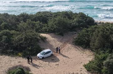 Porto Cesareo, giovane pescatore parcheggia sulla duna in area protetta: denunciato