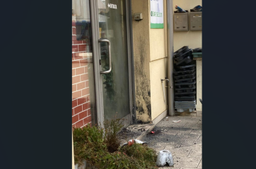 Matino, ordigno nella notte davanti alla vetrina d'entrata di un negozio di fiori FOTO