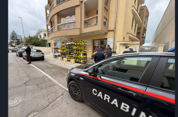 Matino, ordigno nella notte davanti alla vetrina d'entrata di un negozio di fiori FOTO