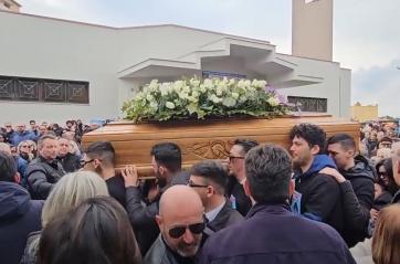 L'ultimo saluto a Loris Costantino, operaio morto all&rsquo;ex Ilva: lutto e dolore per una comunit&agrave; intera