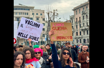 &laquo;Non vogliamo mimose ma pane, pace e rose&raquo; sfilano nelle strade del centro le realt&agrave; transfemministe baresi