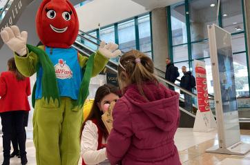 Un tulipano per la giornata dell'8 marzo alle donne che transitano negli Aeroporti di Puglia FOTO/VIDEO