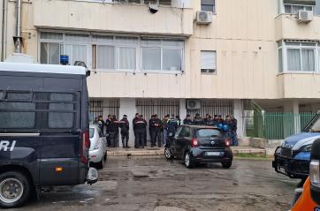 Bari, il colonnello del clan abusivo nella casa popolare: a Japigia sgomberato l'appartamento dei Lafirenze VIDEO