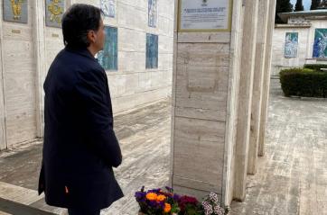 Terlizzi ricorda le vittime del Covid-19: il sindaco depone un mazzo di fiori al cimitero