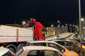 Bari, nuove prove di carico nella notte sul Ponte Garibaldi: riaperta la circolazione
