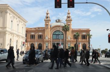 Bari presa d'assalto dai turisti: lunghe file al Teatro Margherita tra il traffico cittadino