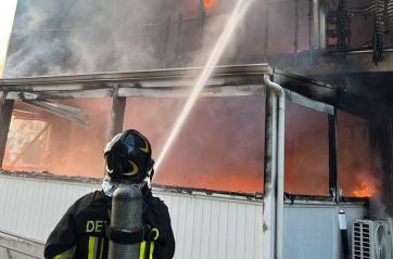 Bari, un incendio devasta la Pizzeria Da Nico al Sant'Anna: evacuate almeno sei famiglie VIDEO
