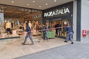 Bari, rapina nel centro commerciale La Mongolfiera: ladri sfondano la vetrina del negozio Piazza Italia VIDEO 