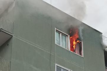 Taranto, scoppia un incendio in casa: le fiamme all'ultimo piano di un palazzo 