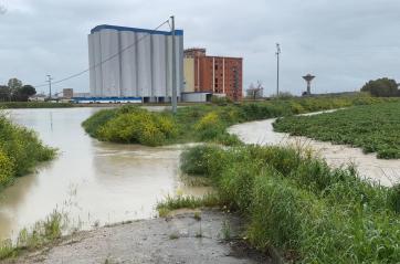 Nelle campagne del Foggiano famiglie isolate per l&rsquo;esondazione del Cervaro: Vigili del fuoco in azione con i gommoni