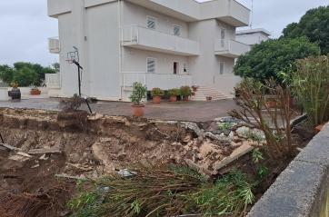 Bari, frana il terreno per la pioggia e trascina il muro perimetrale di una palazzina VIDEO