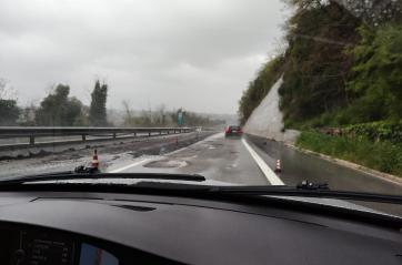 &laquo;Io, bloccato sull'A14 allagata con le gomme esplose: assurdo che non abbiano chiuso l'autostrada&raquo; FOTO/VIDEO
