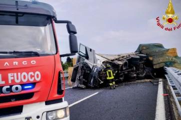 A14 nel caos: tir si ribalta e traffico in tilt verso Bari, riaperti tratti della SS16 dopo l&rsquo;emergenza maltempo