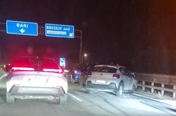 Incidente sulla Ss16bis in direzione Bari: circolazione bloccata, tre vetture coinvolte