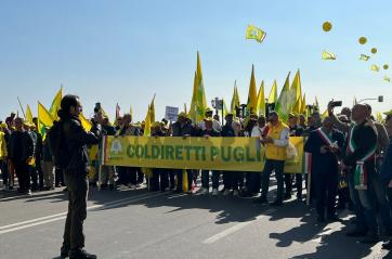 Bari, sul lungomare la protesta di agricoltori e allevatori: &laquo;Costi alle stelle e campagne al collasso&raquo;