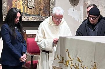 Bari, nella Basilica di San Nicola una messa per Enrica Bonaccorti: anche la figlia Verdiana e Renato Zero in preghiera VIDEO