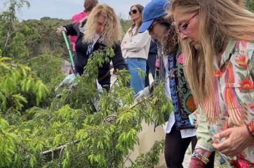 Giornata della Costa, Romina Power ripulisce la spiaggia di Melendugno con le associazioni