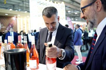 Decaro al Vinitaly a Verona: &laquo;La Puglia non &egrave; pi&ugrave; la sorpresa del panorama enologico&raquo;