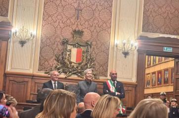 Bari omaggia Claudio Baglioni con la sacra Manna di San Nicola: &laquo;Grazie per quell'indimenticabile concerto tra le macerie del Petruzzelli&raquo;