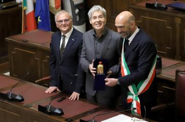 Bari omaggia Claudio Baglioni con la sacra Manna di San Nicola: &laquo;Grazie per quell'indimenticabile concerto tra le macerie del Petruzzelli&raquo;