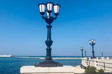 Bari, due restauratrici stanno dando nuova vita ai candelabri sul Lungomare: ricollocati i primi elementi