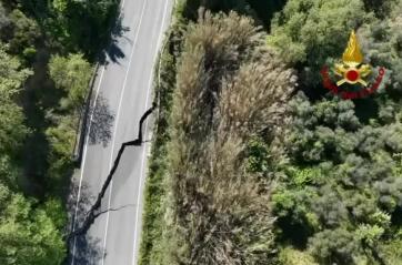 La frana di Petacciato vista dal drone, bloccata l'autostrada A14 con code fino a 13 chilometri e la ferrovia Adriatica VIDEO