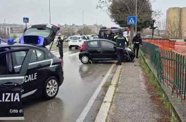 Foggia, auto finisce fuori strada e si ribalta: due 50enni in codice rosso VIDEO