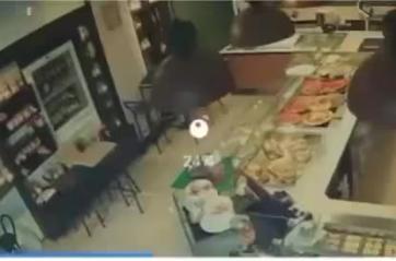 Altamura, entra nel panificio e lascia la mancia poi ruba il salvadanaio. La titolare del panificio: «Fallimento sociale» VIDEO