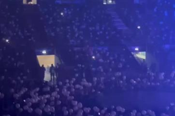 Palloncini bianchi e una coreografia per tutte le donne del mondo: il regalo dei fan per la prima tappa a Bari dei Negramaro