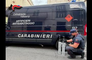 Statte, era nascosto un arsenale nell'auto rubata ritrovata ieri vicino al Comune VIDEO 