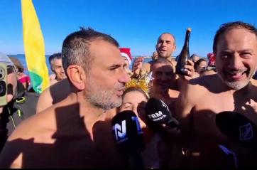 Bari, a mezzogiorno tuffo per tutti a Pane e Pomodoro nonostante l'acqua gelida 