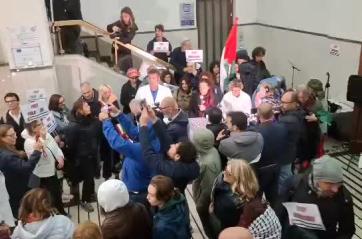 “Luci sulla Palestina”: Il flash mob in corso al Policlinico di Bari con medici e attivisti
